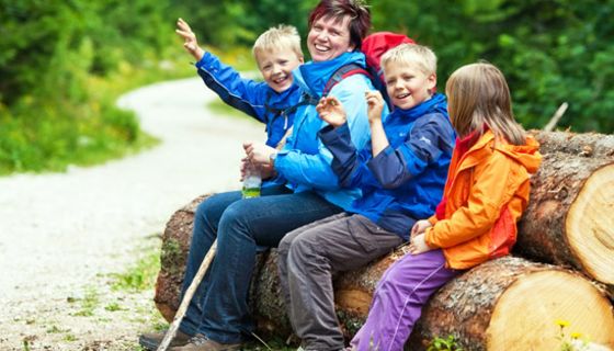 Mutter mit drei Kindern beim Wandern