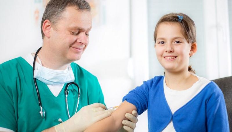 Eine Impfung gegen FSME wird vor allem in Risikogebieten empfohlen.