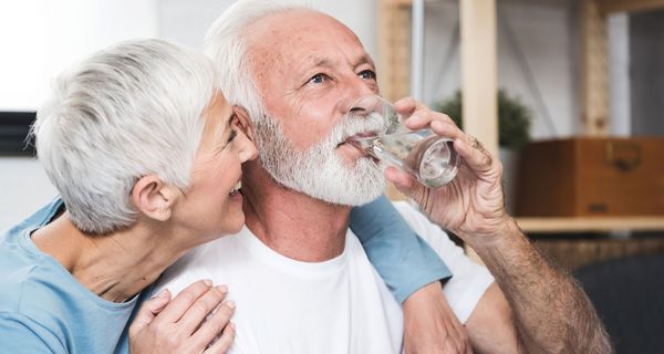 Auch Senioren ab 75 Jahren profitieren, wenn der Cholesterinspiegel medikamentös gesenkt wird.