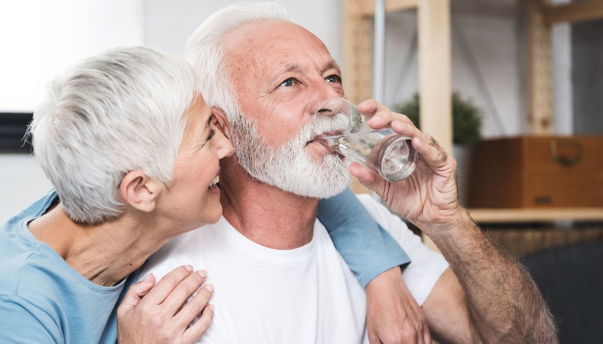 Auch Senioren ab 75 Jahren profitieren, wenn der Cholesterinspiegel medikamentös gesenkt wird.