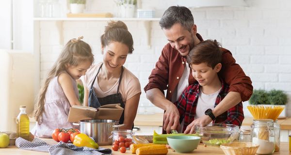 Familie bereite Mahlzeit zu.