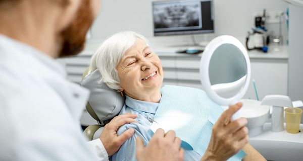Ältere Frau beim Zahnarzt.
