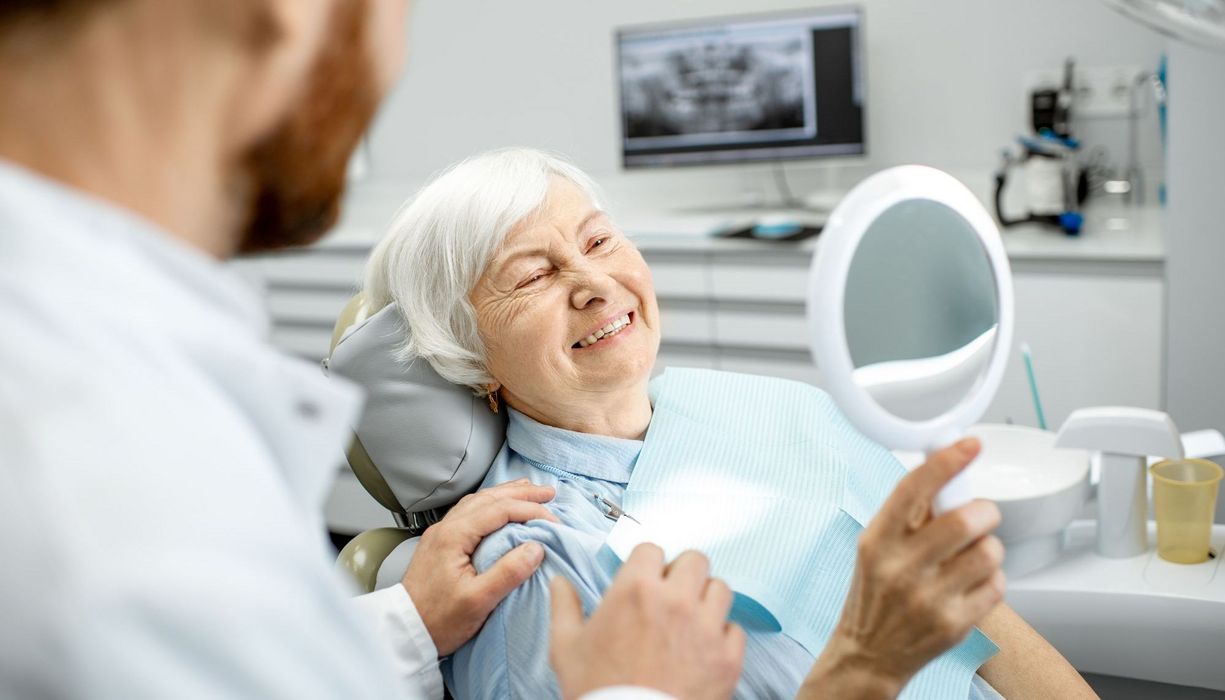 Ältere Frau beim Zahnarzt.