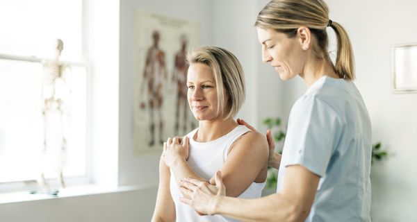 Frau bei der Physiotherapie.