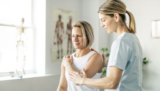 Frau bei der Physiotherapie.