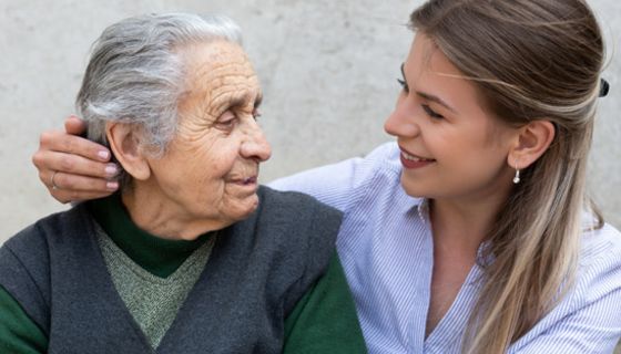 Frauen erkranken häufiger an Alzheimer als Männer.