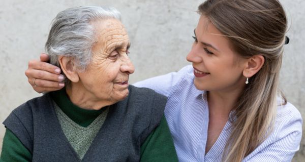 Frauen erkranken häufiger an Alzheimer als Männer.