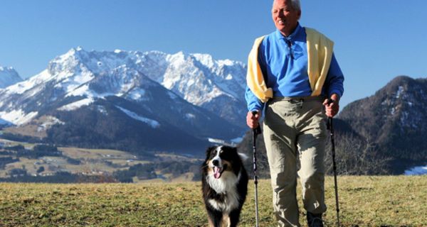 Älterer Mann geht mit seinem Hund spazieren