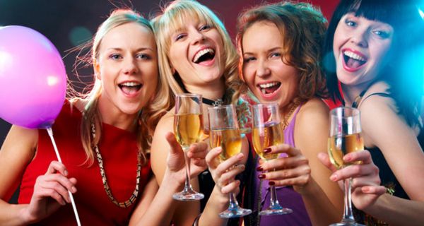 Junge Frauen feiern und trinken Sekt.