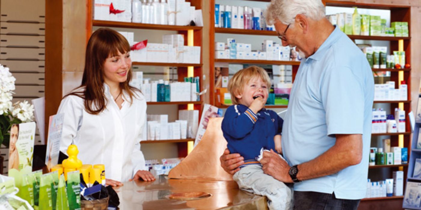 Apothekerin berät Kunden.
