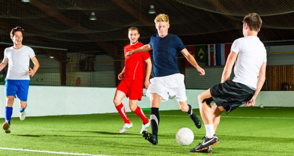 Junge Männer spielen Fußball