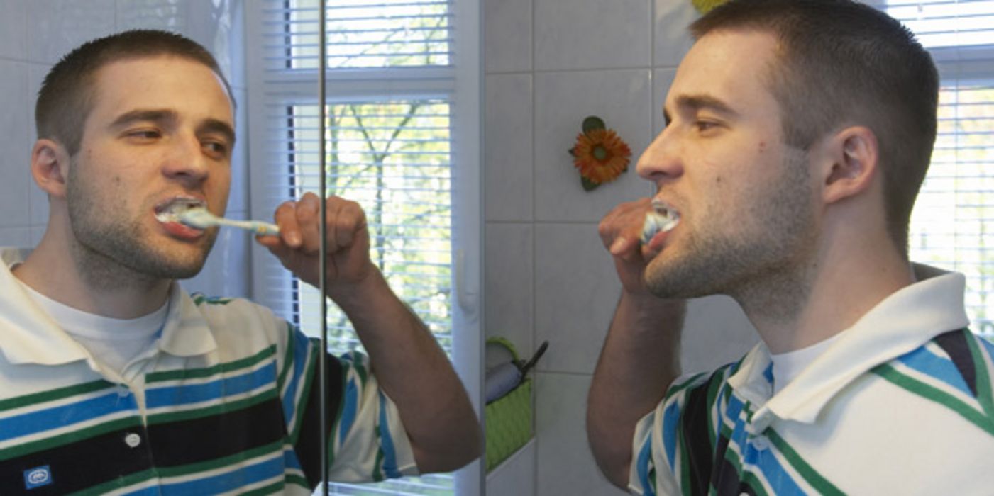 Mann mit Zahnbürste