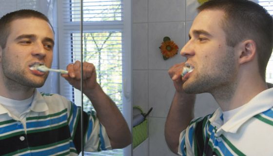 Mann mit Zahnbürste
