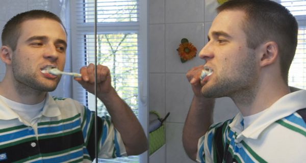 Mann mit Zahnbürste