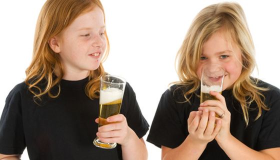 2 rothaarige Mädchen, ca. 9 und 11 jährig, mit Weißbiergläsern in der Hand