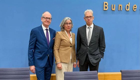 Martin Hendges, Vorstandsvorsitzender der Kassenzahnärztlichen Bundesvereinigung, ABDA-Präsidentin Gabriele Regina Overwiening, und Andreas Gassen, Vorstandsvorsitzender der Kassenärztlichen Bundesvereinigung (KBV)