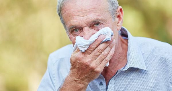 Bei Senioren kommt es häufig vor, dass die Nase ohne erkennbaren Grund läuft.