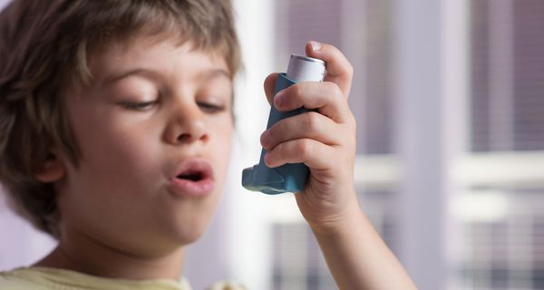 Kleiner Junge mit Asthma-Spray.
