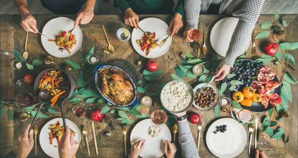 Familie beim Weihnachtsessen.