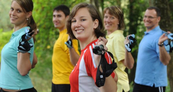 Junge Menschen beim Dehnen vor dem Sport