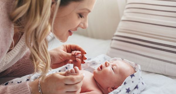 Eltern können dazu beitragen, den Wortschatz ihres Babys zu vergrößern.