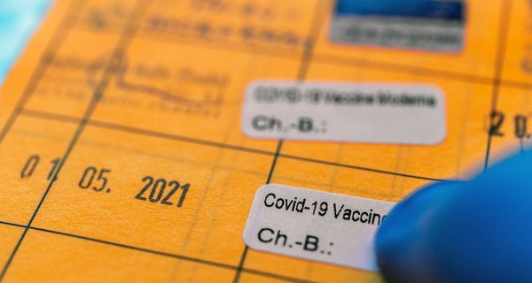 Gelber Impfausweis mit einer dokumentierten Covid-19-Impfung.