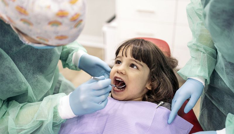 Vorschulkind zur Untersuchung beim Zahnarzt