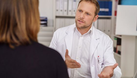 Ohne eindeutige Diagnose sollten Protonenpumpemhemmer nicht langfristig eingenommen werden.