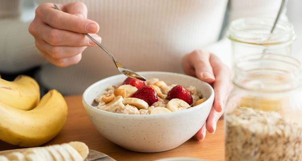 Müslischale mit Haferflocken und Obst.