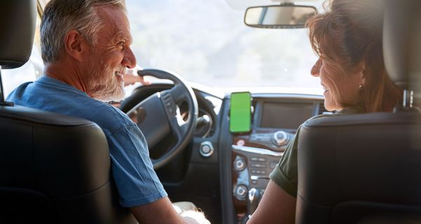 Mann und Frau, ca 60 bis 70 Jahre alt, zusammen im Auto.