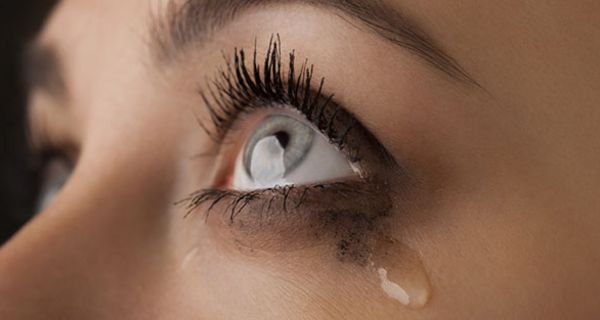 Tränenflüssigkeit könnten Biomarker für Parkinson liefern.