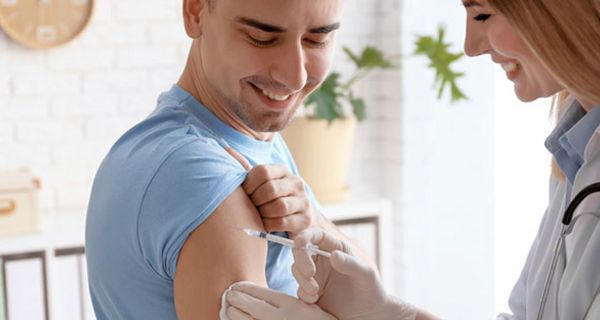 Zecken übertragen FSME, gegen die man sich impfen lassen kann.