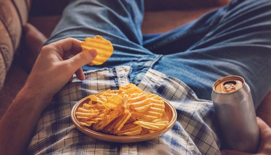 Mann, isst Chips.