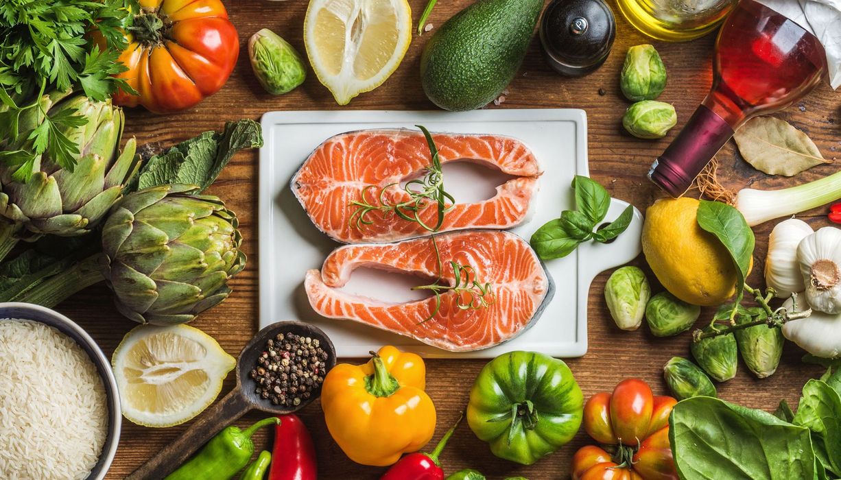 Viel frisches Obst und Gemüse sowie fetter Seefisch gehören zu einer gesunden Ernährung, die das Herz schützt. 