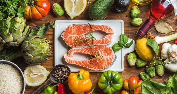 Viel frisches Obst und Gemüse sowie fetter Seefisch gehören zu einer gesunden Ernährung, die das Herz schützt. 