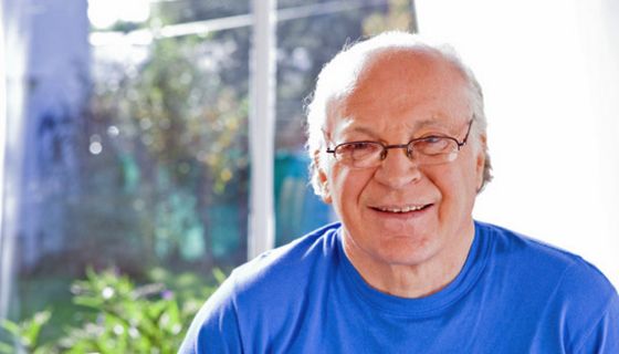 Älterer Mann mit blauem T-Shirt und Brille