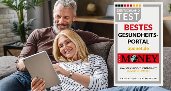 Paar schaut sich mit einem Tablet Websites an.