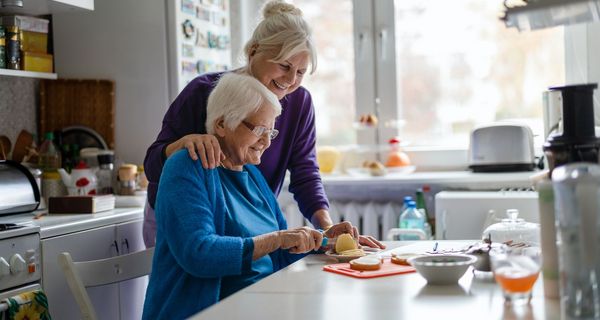 Frau, kümmert sich um ihre ältere Mutter.