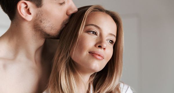 Frau und Mann kuscheln sich aneinander.
