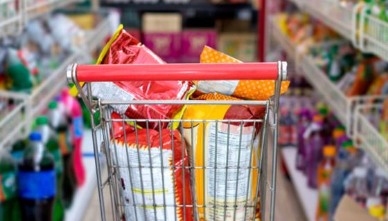 Eine Steuer auf ungesunde Snacks könnte Übergewicht effektiv lindern.