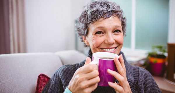 Ältere Frau mit Kaffeetassse