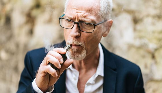 Älterer Mann raucht E-Zigarette