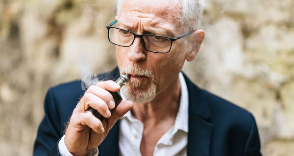 Älterer Mann raucht E-Zigarette