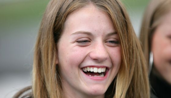 Portraitfoto, Jugendliche, blond, ca. 13/14 Jahre, lachend