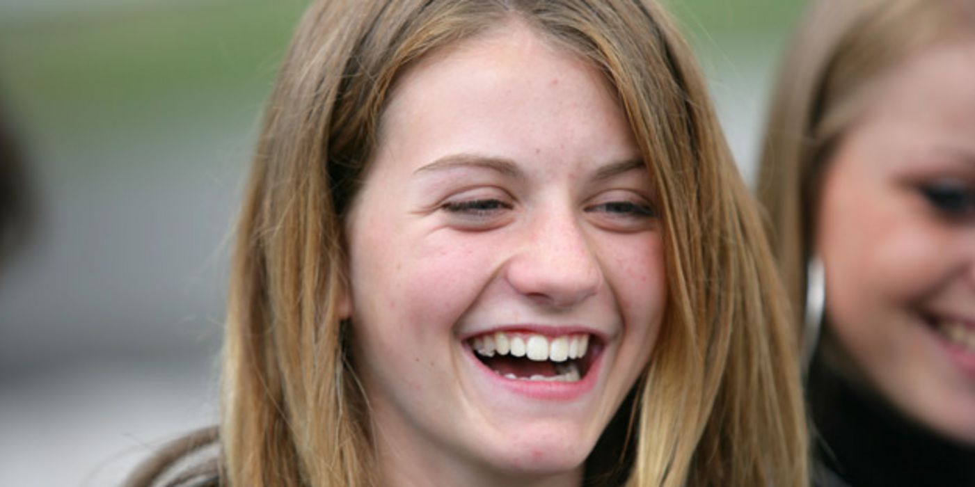 Portraitfoto, Jugendliche, blond, ca. 13/14 Jahre, lachend