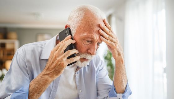 Senior telefoniert per Smartphone.