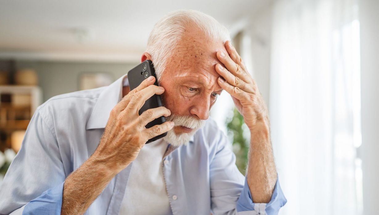 Senior telefoniert per Smartphone.