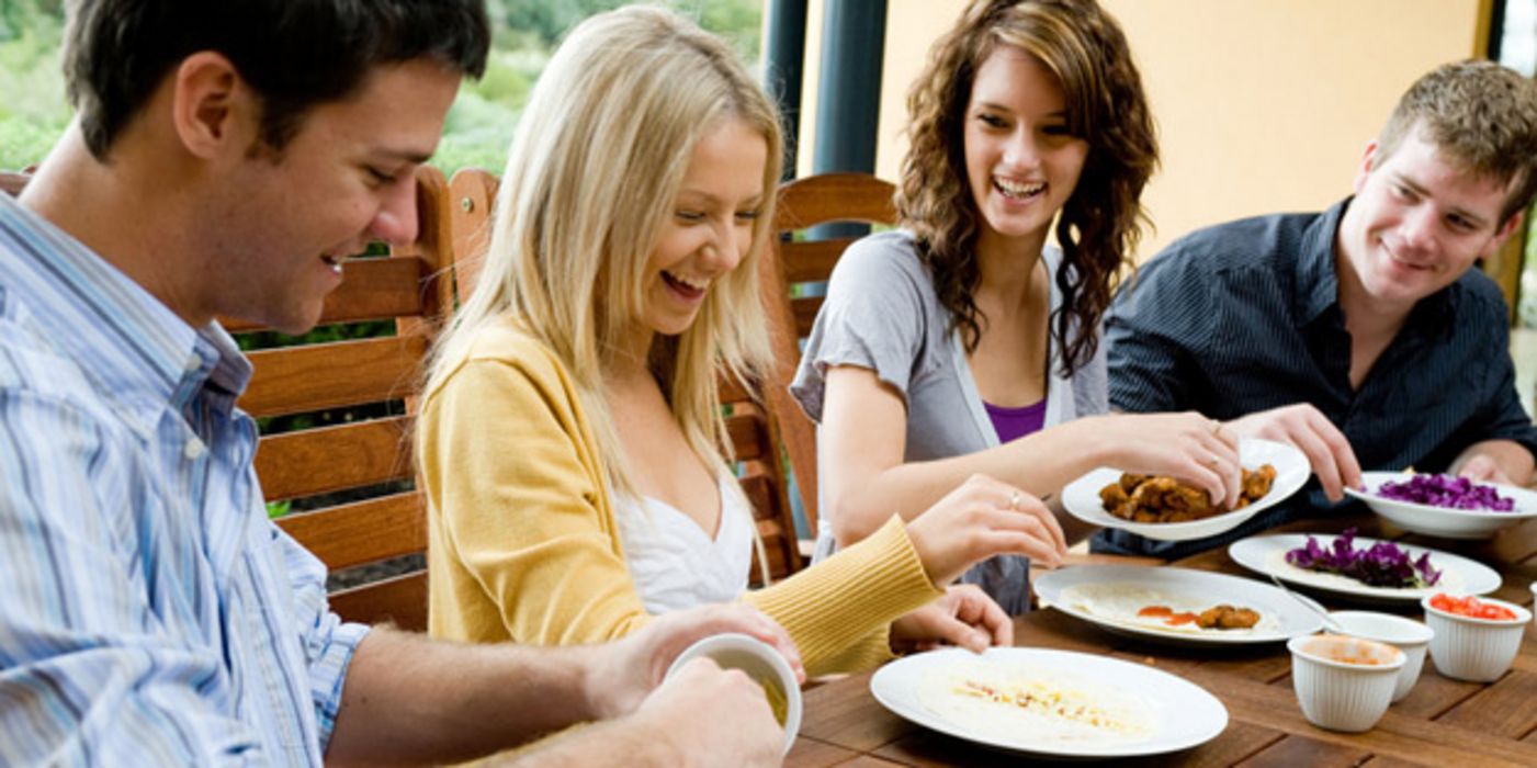 Gruppe junger Menschen beim Essen