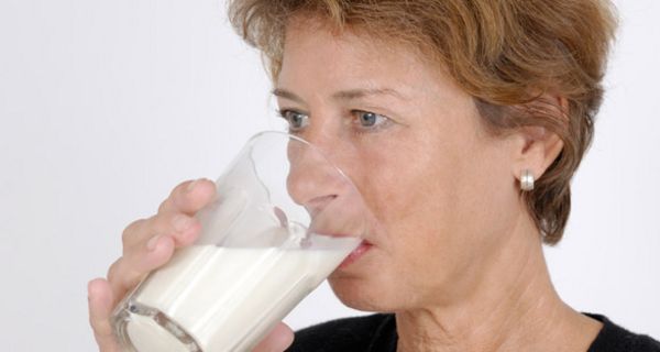 Ältere Frau trinkt Milch.