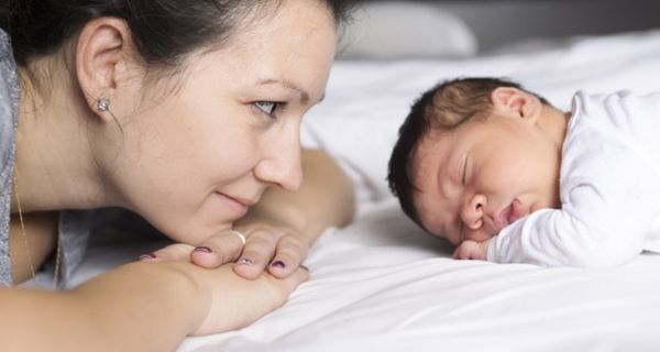 Nach der anstrengenden Geburt sind der neue Erdenbürger und seine Mutter oft ziemlich erschöpft.